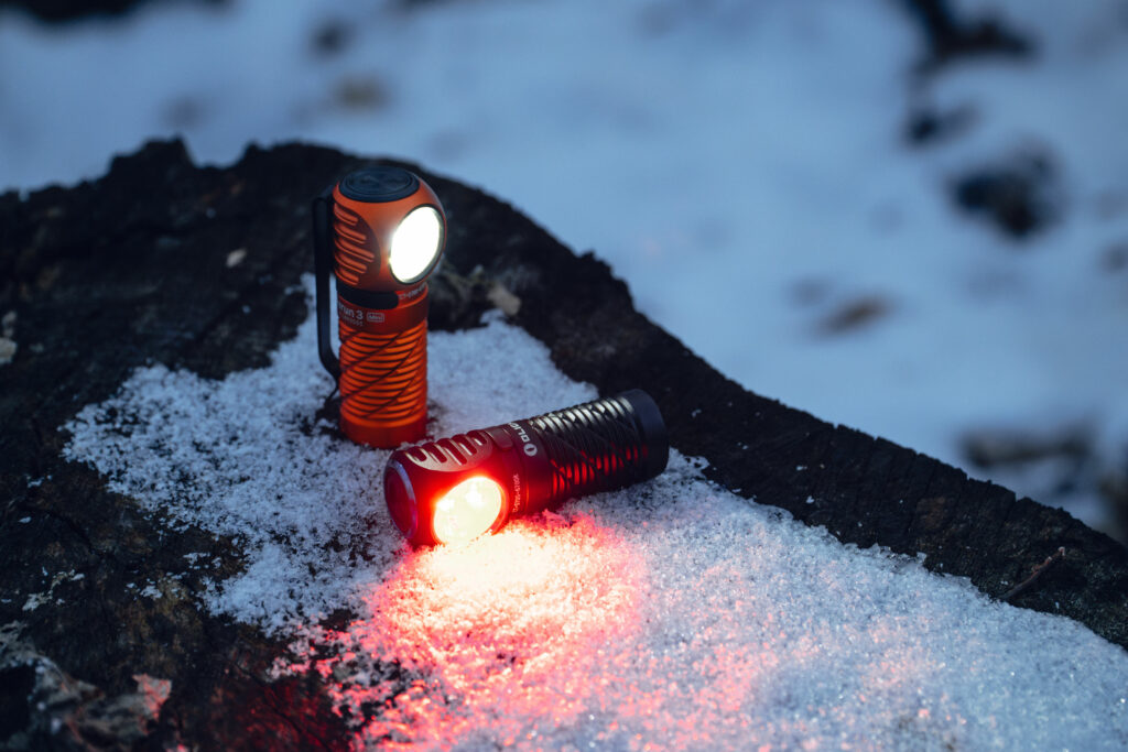 Linterna LED Olight Perun 3 Mini lifestyle nieve