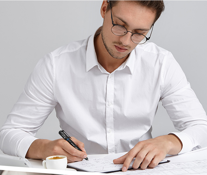 Bolígrafo lápiz 2 en 1 Olight O'Pen Mini 2 negro imagen lifestyle bolígrafo