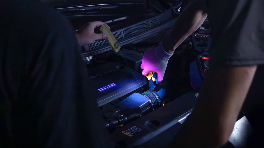 Linterna LED UV con puntero verde Olight ArkPro Ultra Verde Oliva imagen lifestyle uv laser