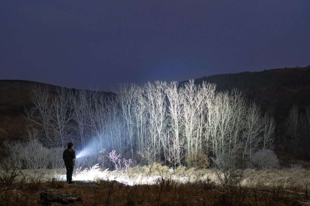 Linterna EDC Olight Baton 4 Pro lifestyle outdoor