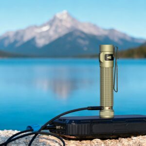 Linterna EDC Olight Baton 4 Ultra lifestyle carga USB C