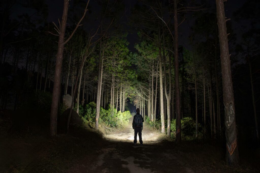 Linterna EDC Olight Baton 4 Ultra lifestyle de noche