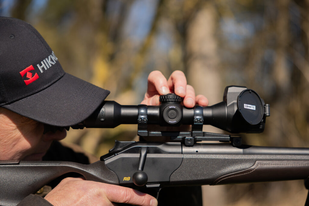 visor hikmicro neos NH25L imagen lifestyle