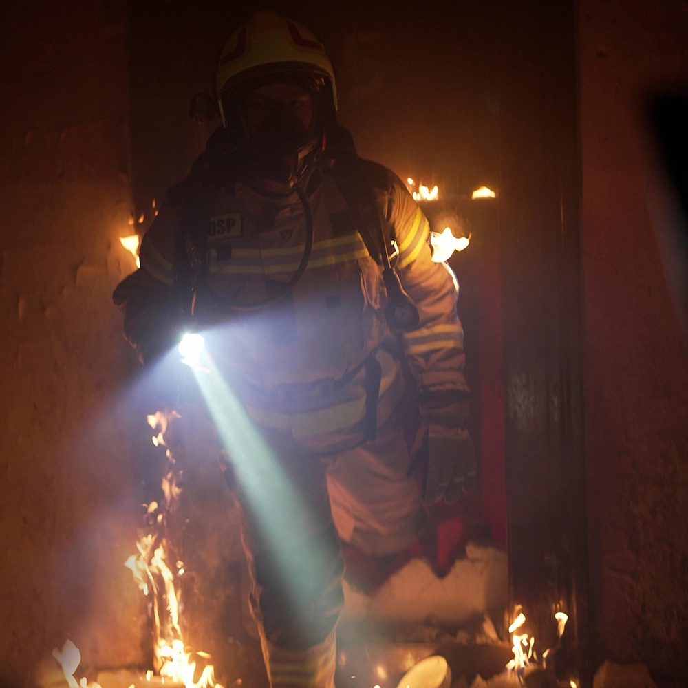 Linterna Mactronic M-Fire Guardian XR lifestyle fuego
